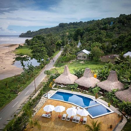 Three Queen Villa And Homestay Waikabubak Exterior foto