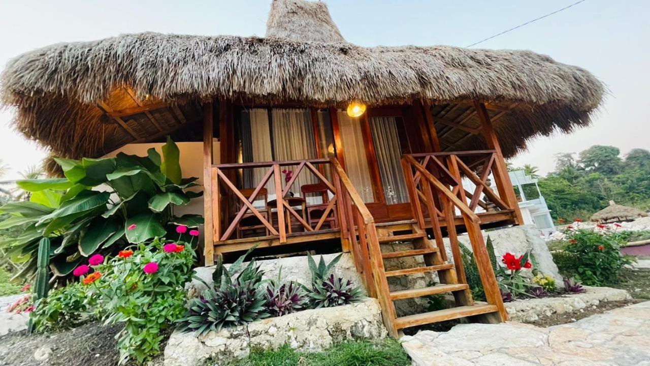 Three Queen Villa And Homestay Waikabubak Exterior foto