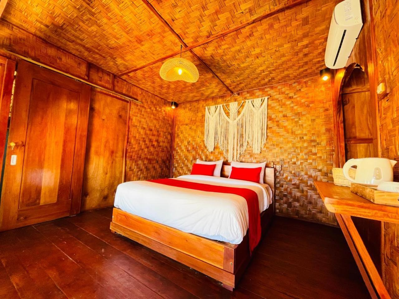 Three Queen Villa And Homestay Waikabubak Exterior foto
