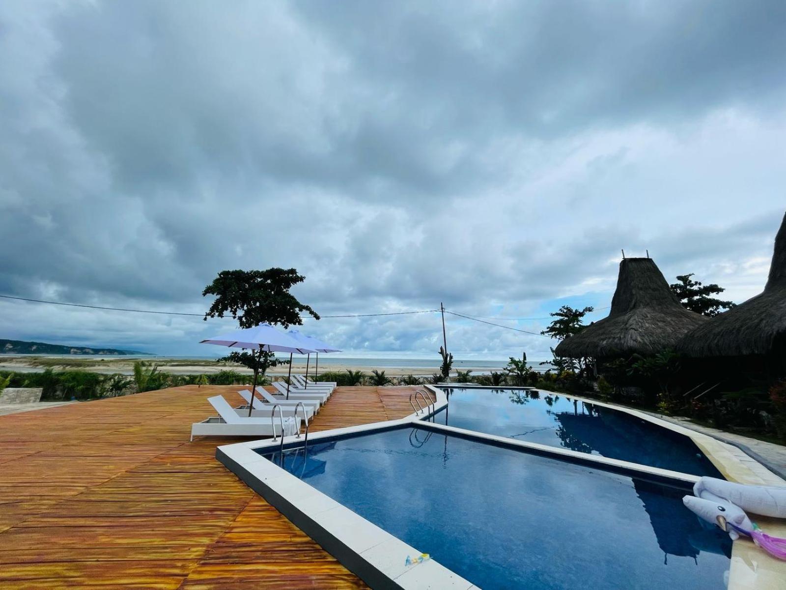 Three Queen Villa And Homestay Waikabubak Exterior foto