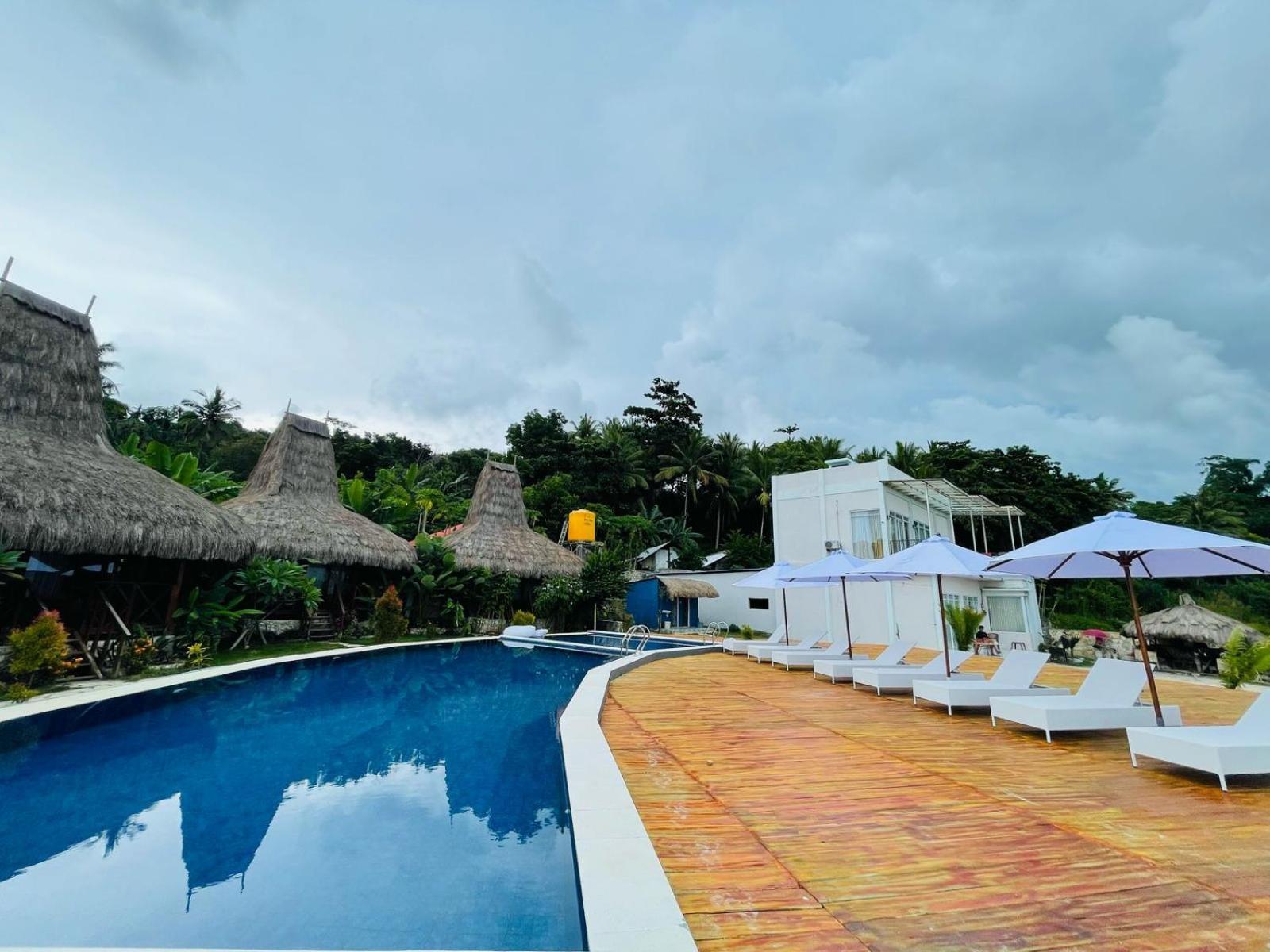 Three Queen Villa And Homestay Waikabubak Exterior foto